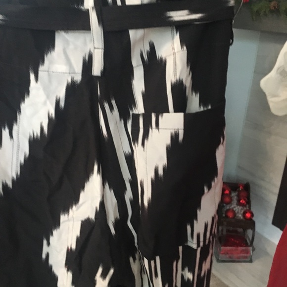 Theory Black and White Silk Pants with a sash and front button closure. Size 0. - Picture 6 of 11